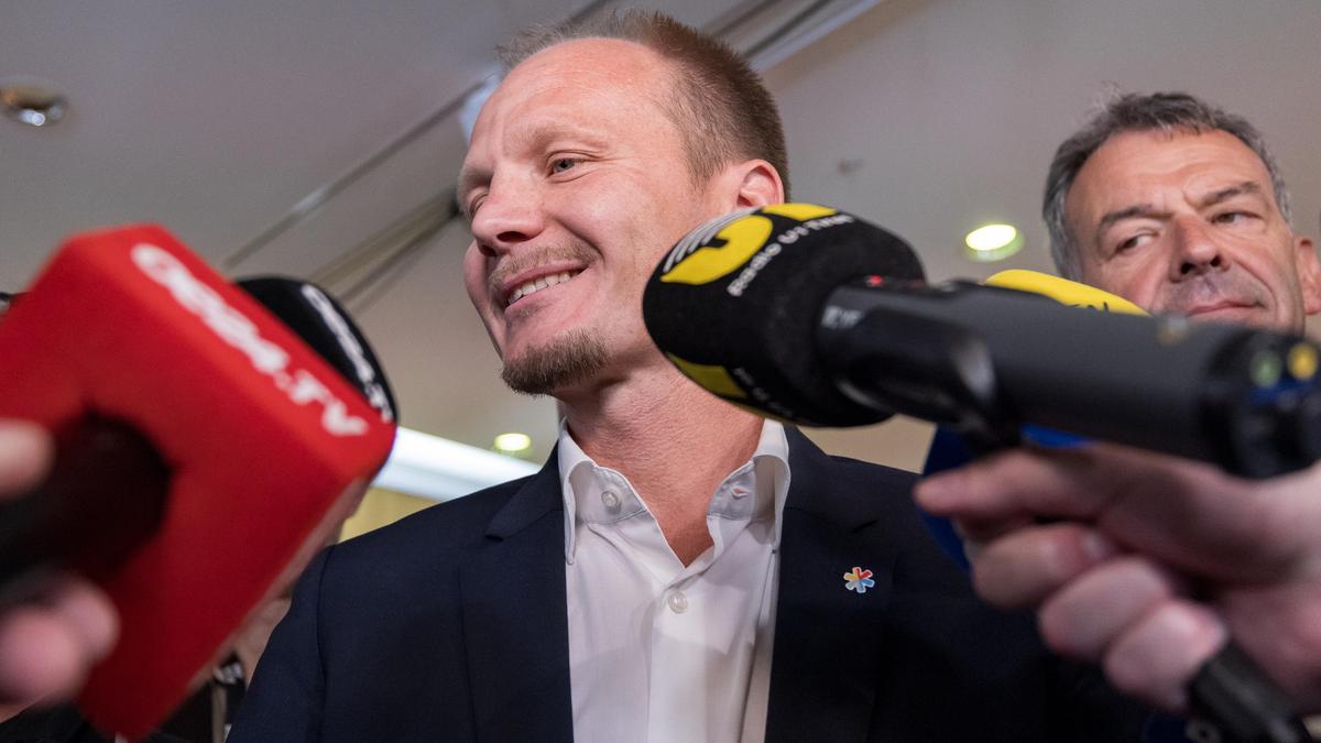 Der frisch gewählte Bürgermeister Johannes Anzengruber (Ja - Jetzt Innsbruck) mit seinem Vorgänger Georg Willi (Grüne) rechts im Hintergrund. 