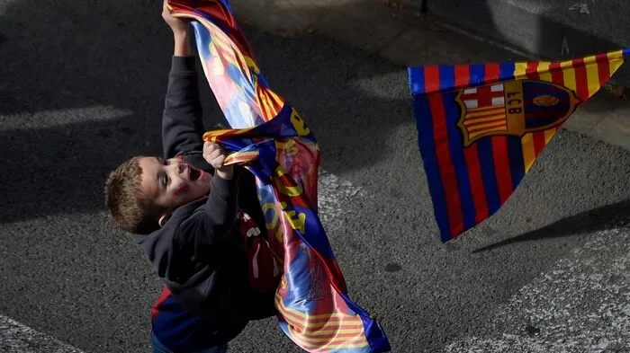 Umjubelt von seinen Fans hat der FC Barcelona am Montag sein Double in Spanien traditionell mit einer großen Siegesparade durch die katalanische Metropole gefeiert.