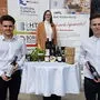 Julia Fröhlich mit Manuel Gießauf (l.), Lukas Mischak (2.v.l.), Oliver Stangl und i:HTL-Standortleiter Josef Maßwohl
