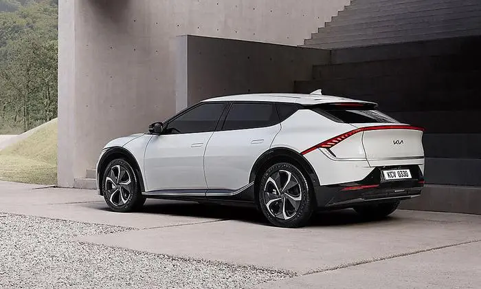 Markant ist die Signatur der Heckscheinwerfer