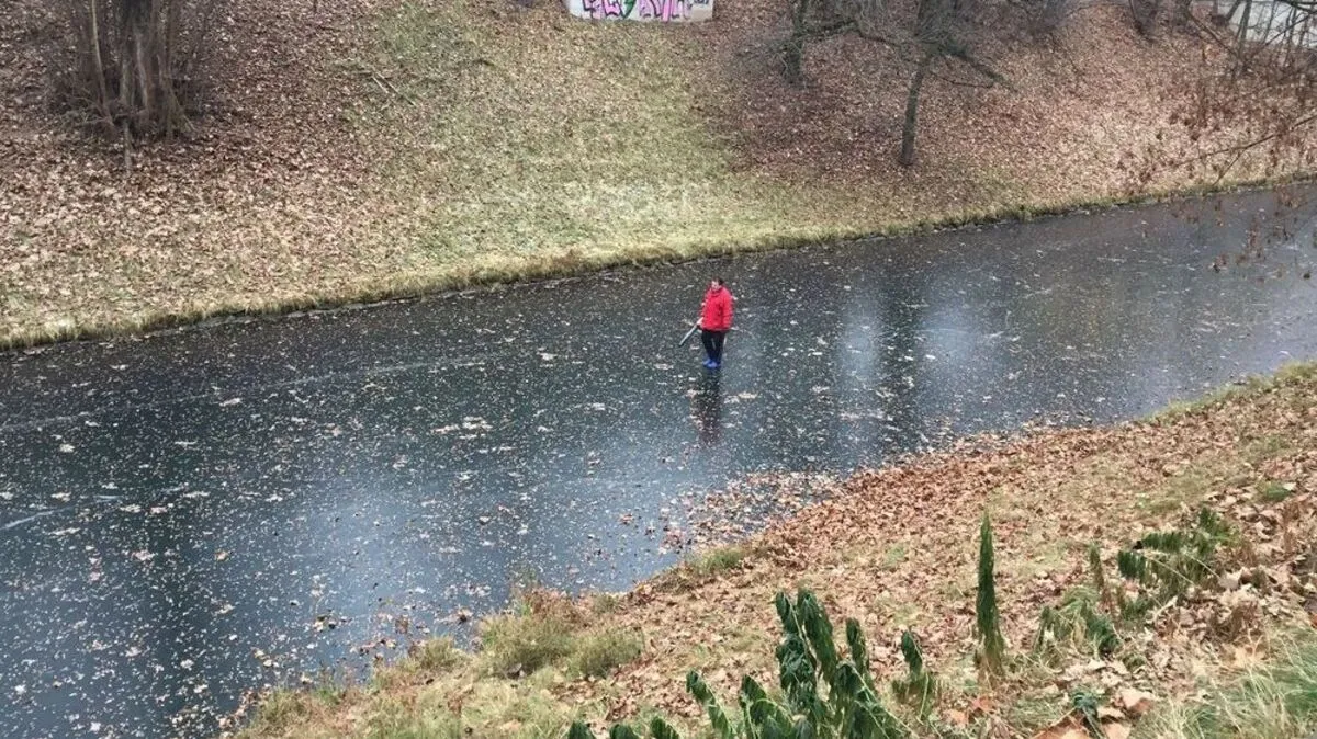 Mit einem Laubbläser wurde das Eis am Freitag noch sauber gemacht