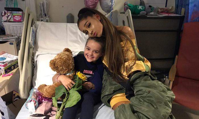 Ariana Grande soll heute auftreten. Am Freitag besuchte sie Opfer im Krankenhaus.