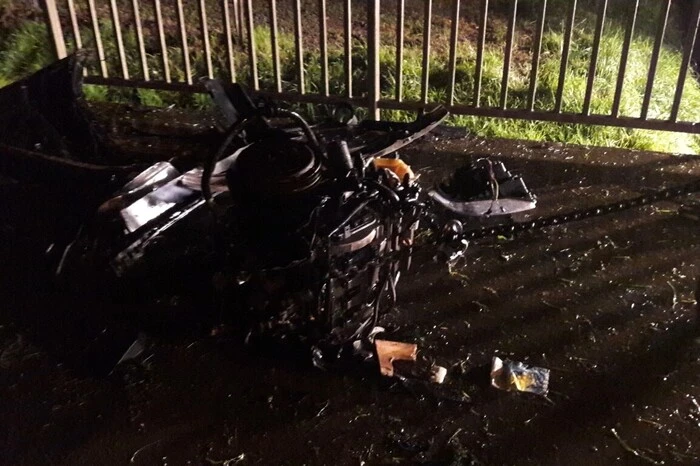 Der Fahrer (20) konnte sich selbst aus dem Wrack befreien. Er wurde mit schweren inneren Verletzungen in das Lkh Deutschlandsberg gebracht.