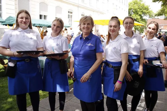 Schülerinnen der Fachschule Nass servierten Speisen und Getränke