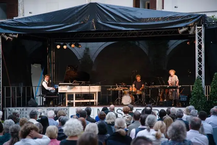 Er stand gemeinsam mit Limpe Fuchs und Zoro Babel auf der Bühne. Das Trio schlug thematisch bewusst eine Brücke zu den Anfängen des Musikforums, wo Limpe Fuchs ihre ersten Auftritte hatte. Damals noch mit Blechfässern, Gartenschlauch und Gießkanne. 