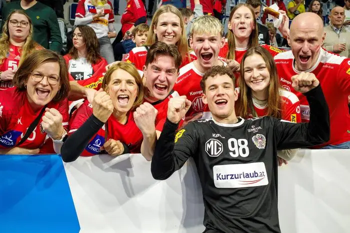 MENS EHF EURO 2024: Österreich - Rumänien, 12.01.2024, Mannheim Der Player of the Match feiert nach dem Spiel mit den Fans Constantin Möstl 98, Austria AUT, Spiel der MENS EHF EURO 2024: Österreich - Rumänien am 12.01.2024 in der SAP-Arena Mannheim *** MENS EHF EURO 2024 Austria Romania, 12 01 2024, Mannheim The Player of the Match celebrates with the fans after the match Constantin Möstl 98, Austria AUT , match of the MENS EHF EURO 2024 Austria Romania on 12 01 2024 at the SAP Arena Mannheim Copyright: xBEAUTIFULxSPORTS/Hahnex