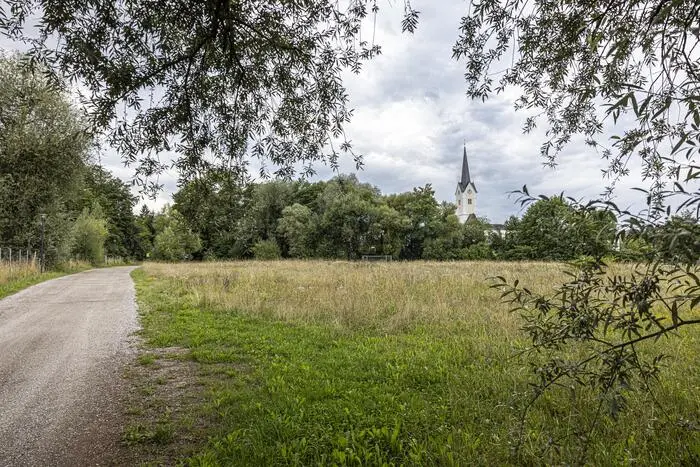 Auf dieser Fläche am Hubertusweg wird das generationenübergreifende Wohnhaus der „Neuen Heimat“ errichtet