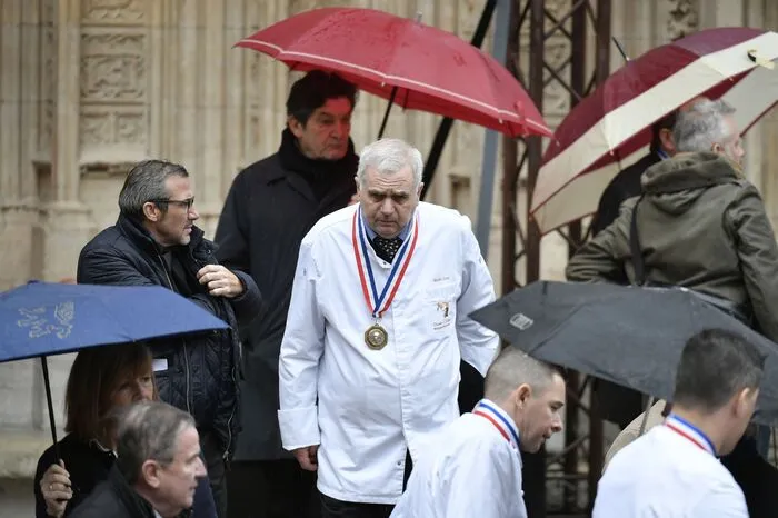Zu der Zeremonie hatte sich das Who is Who der französischen Gastronomie versammelt, darunter die Spitzenköche Alain Ducasse.