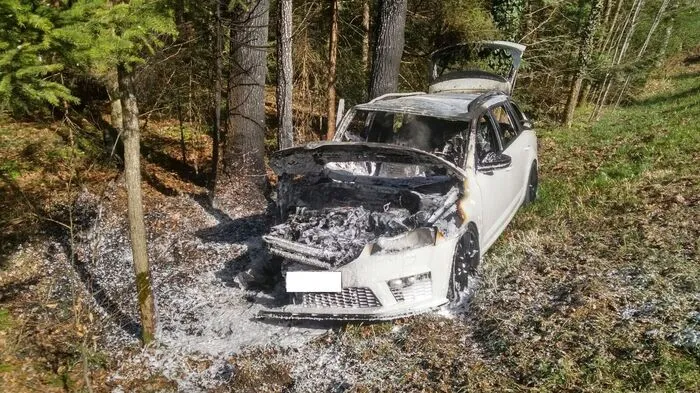 Das Auto brannte aus, der Lenker (25) aus dem Bezirk Deutschlandsberg konnte sich und seine Lebensgefährtin (25) in Sicherheit bringen