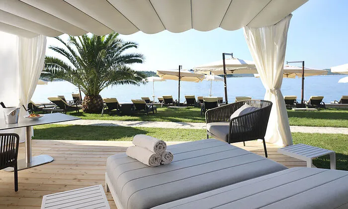 Wellnessbehandlungen unter freiem Himmel mit Blick aufs Meer