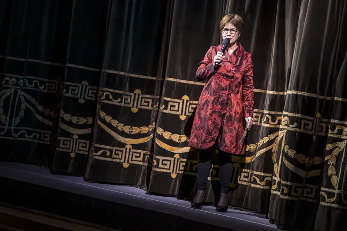 Chefredakteurin Antonia Gössinger nahm die Begrüßung vor, gratulierte Stadttheater-Intendant und Regisseur Florian Scholz, dem Ensemble und dem Orchester zu der von der Kritik hochgelobten und vom Publikum mit stehenden Ovationen bedachten Inszenierung. Sie  dankte den Gästen für die Treue zur Kleinen Zeitung, verbunden mit den Wünschen für ein frohes Weihnachtsfest und alles Gute im Neuen Jahr.