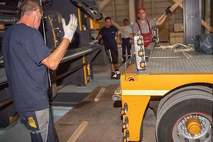 Der Lkw wird in die Druckereihalle eingewiesen.