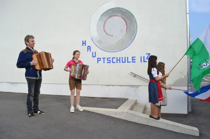 Und so wurden die 25 Athleten und ihre Betreuer aus den Niederlanden nun mit zünftigen Harmonika-Klängen und wehenden Fahnen in der Neuen Mittelschule Ilz empfangen.