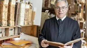 Pater Gerfried Sitar in dem Raum, in dem die kostbaren Buchschätze aufbewahrt werden