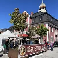 Der Zugang zum Festival, bei dem man mit mehr als 30 „Standln“ aufwarten konnte