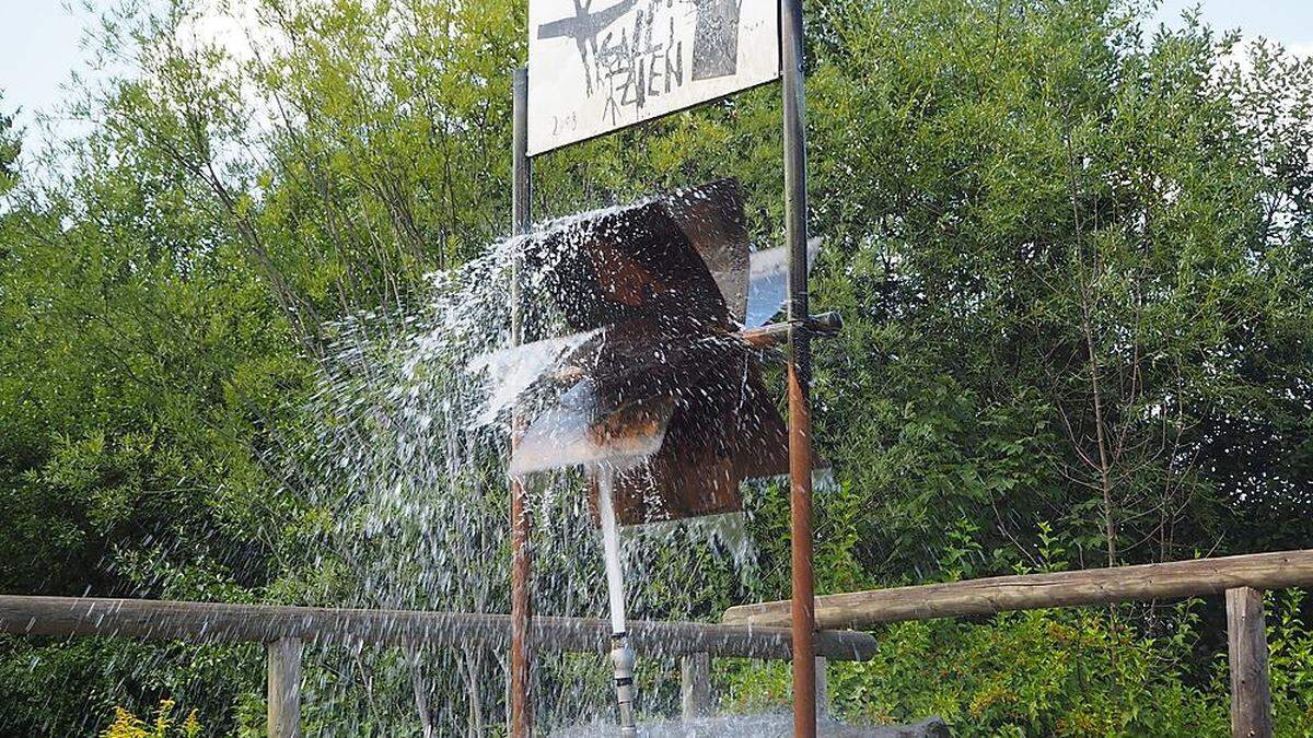 Ein Brunnen in Gallizien symbolisiert die enge Verbindung mit dem Wildensteiner Wasserfall