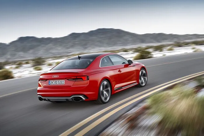 Mit einer Länge von 4723 Millimetern misst das Coupé 74 mm mehr als das Vorgängermodell. Es bringt 1655 Kilogramm auf die Waage – 60 weniger als bisher. Auf Wunsch besteht das Dach aus Carbon mit sichtbarer Faserstruktur.