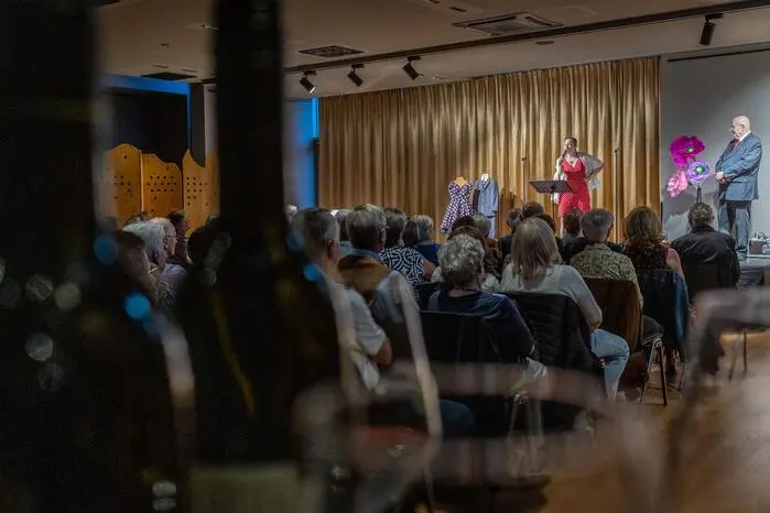 Mit bekannten Melodien wie „Komm ein bisschen nach Italien“ oder „Wie Böhmen noch Öst‘rreich“ bescherten die Musiker den Gästen einen Abend voll Nostalgie und mitreißenden Klängen. Die Besucherinnen und Besucher sangen immer wieder bei den Refrains mit. 