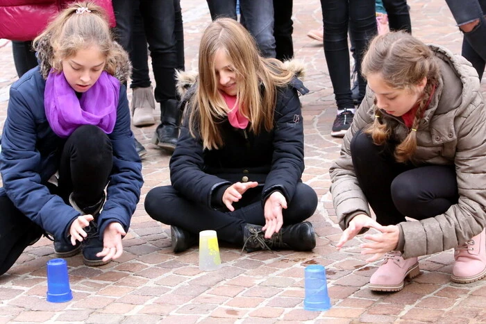 Am Hauptplatz der Herzogstadt hatten sich heute am Vormittag aus diesem Grund zahlreiche Lehrer und Schüler des Bundesgymnasiums (BG) St. Veit und des BG Marianum Tanzenberg eingefunden, um ihre Bildungsstätte zu präsentieren. 