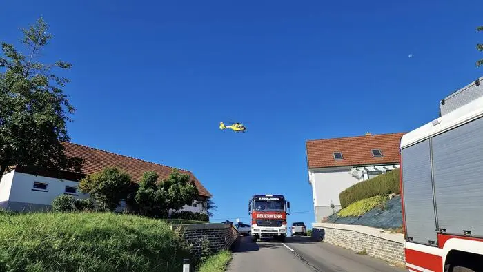 Der Lenker wurde mit dem Rettungshubschrauber in ein Krankenhaus gebracht