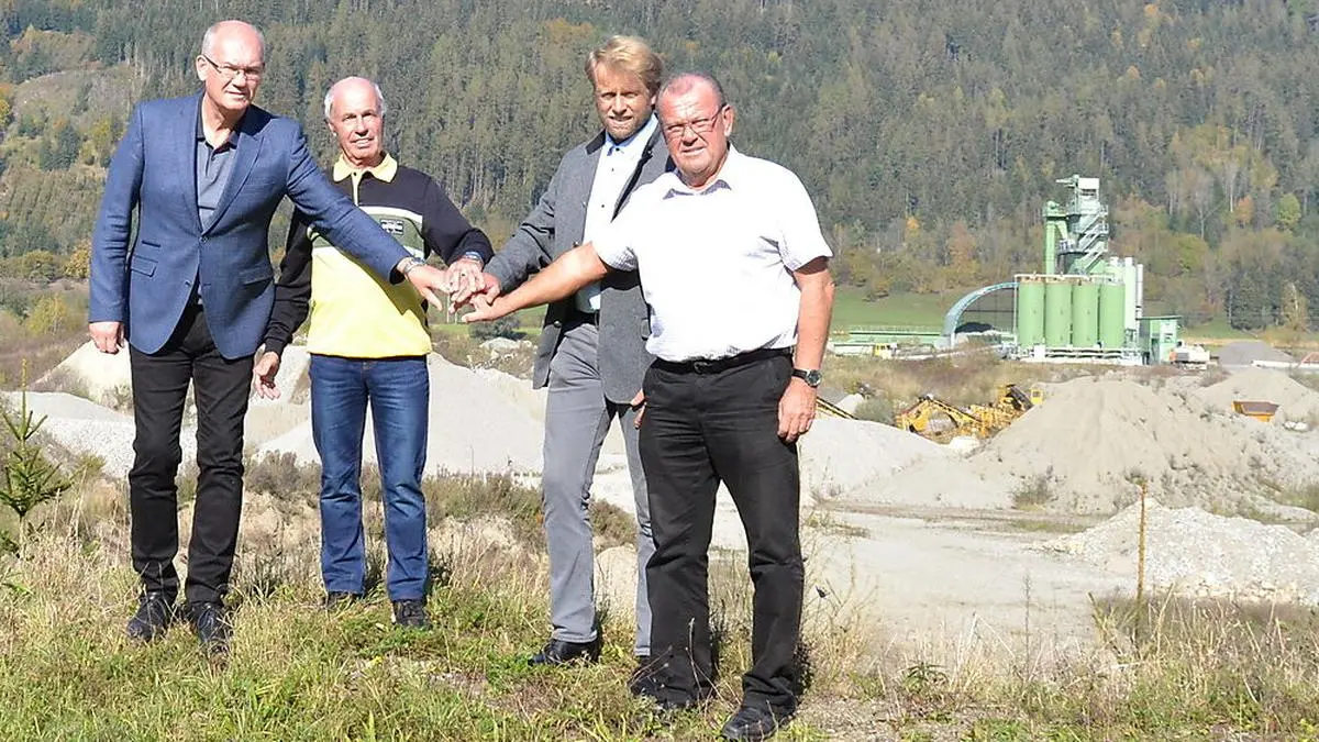 Gemeinsam gegen Schotterabbau: Bürgermeister Joachim Lackner (Traboch), Norbert Schnedhuber, Gerhard Wohlmuther und Bürgermeister Karl Dobnigg (Kammern)