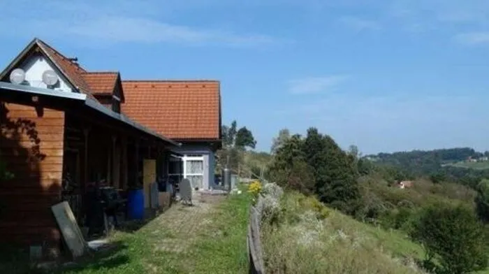 Platz 10: Landwirtschaftliches Anwesen in Gnaning im Südosten von Graz mit 18 Hektar Grund und Landhaus. Verkaufspreis: 1.800.000 Euro