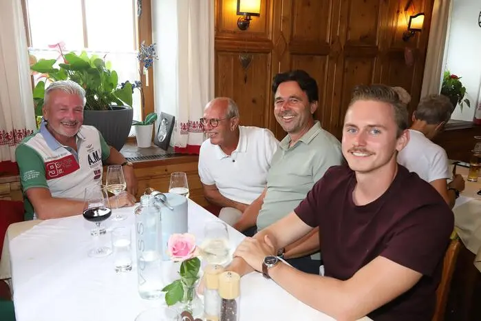 Gesehen wurden auch Bürgermeister Dietmar Rauter (3. von links) mit dem Steinbruchunternehmer Werner Kogler (2. 2. links).