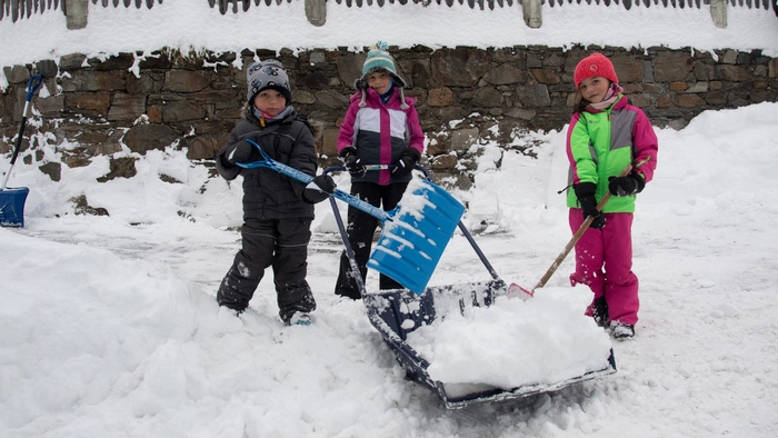 Die Kinder haben ihre Freude mit dem Schnee im Lesachtal. Inzwischen liegen dort an die 1,70 Meter Schnee.