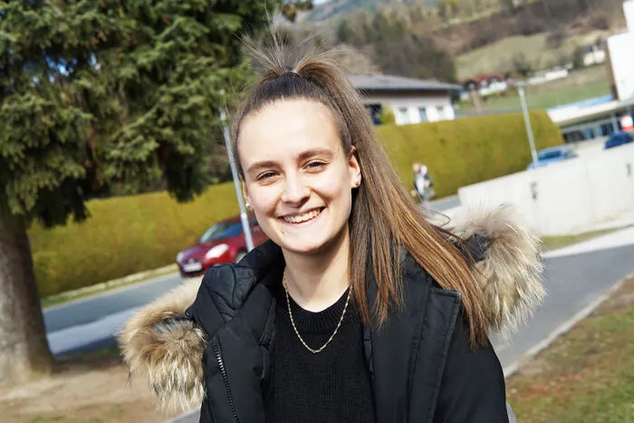 Elma Šariæ, 18 Jahre, Wolfsberg. Die HAK-Schülerin sieht den öffentlichen Nahverkehr als verbesserungsfähig an. „Es fehlen Busse für die Generation ohne Auto. Wir warten oft eine Stunde. Eine bessere Anpassung an die Schulzeiten wäre wünschenswert. Der Einkaufsbereich könnte auch überarbeitet werden. Ein vielfältigeres Angebot wäre cool.“