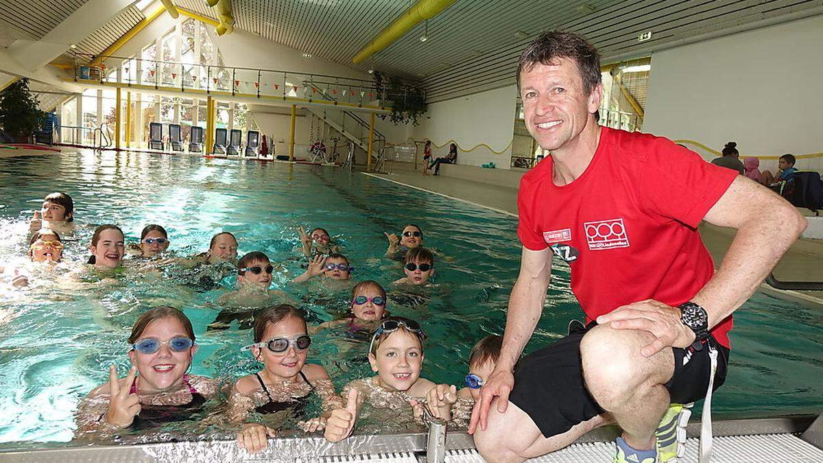 Seit 36 Jahren Lehrer und absoluter Experte für Schulschwimmen: Hubert Fessl (das Foto entstand vor Corona)