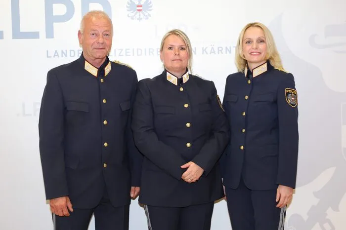 Chefinspektorin Jasmine Brozek erhielt ihr offizielles Bestellungsdekret zur Kommandantin der Polizeiinspektion Klagenfurt/WS-St. Peter. Von links: Generalmajor Wolfgang Rauchegger, Chefinspektorin Jasmine Brozek, Michaela Kohlweiß.