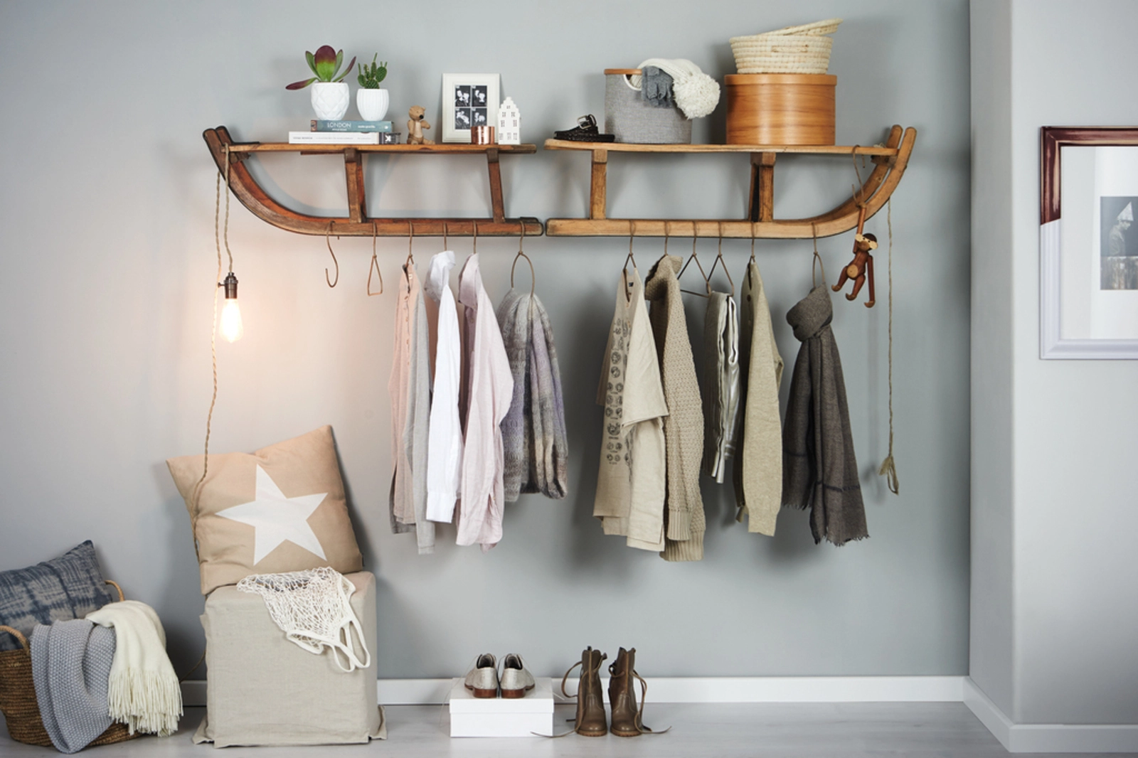 Alte Schlitten machen als Garderobe eine gute Figur