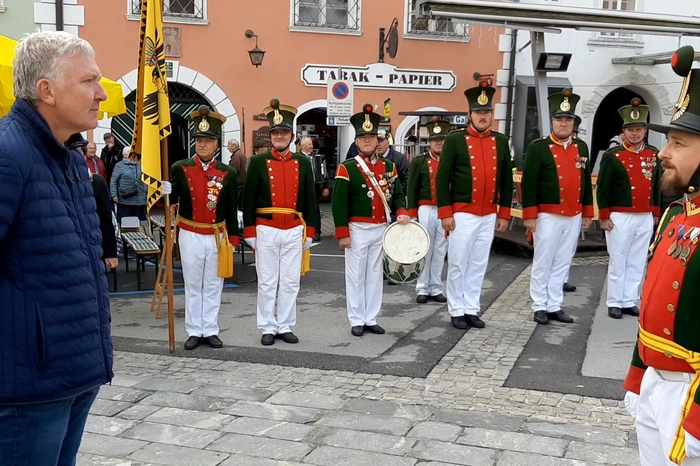 Aufmarschiert sind am Samstag zur Eröffnung des Leonhardimarktes der ÖKB Stadtverband Murau und die Murauer Bürgergarde.
