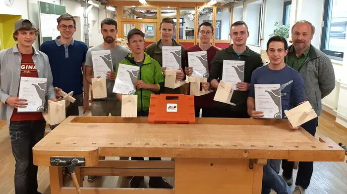 3. Lehrjahr: Lukas Stotter, David Wilhelmer, Florian Moser, Miachel Stadler, Mathias Gantschnig, Christoph Asslaber, Andreas Jestl, Johannes Tscharnig, Tischlermeister Martin Gollner
