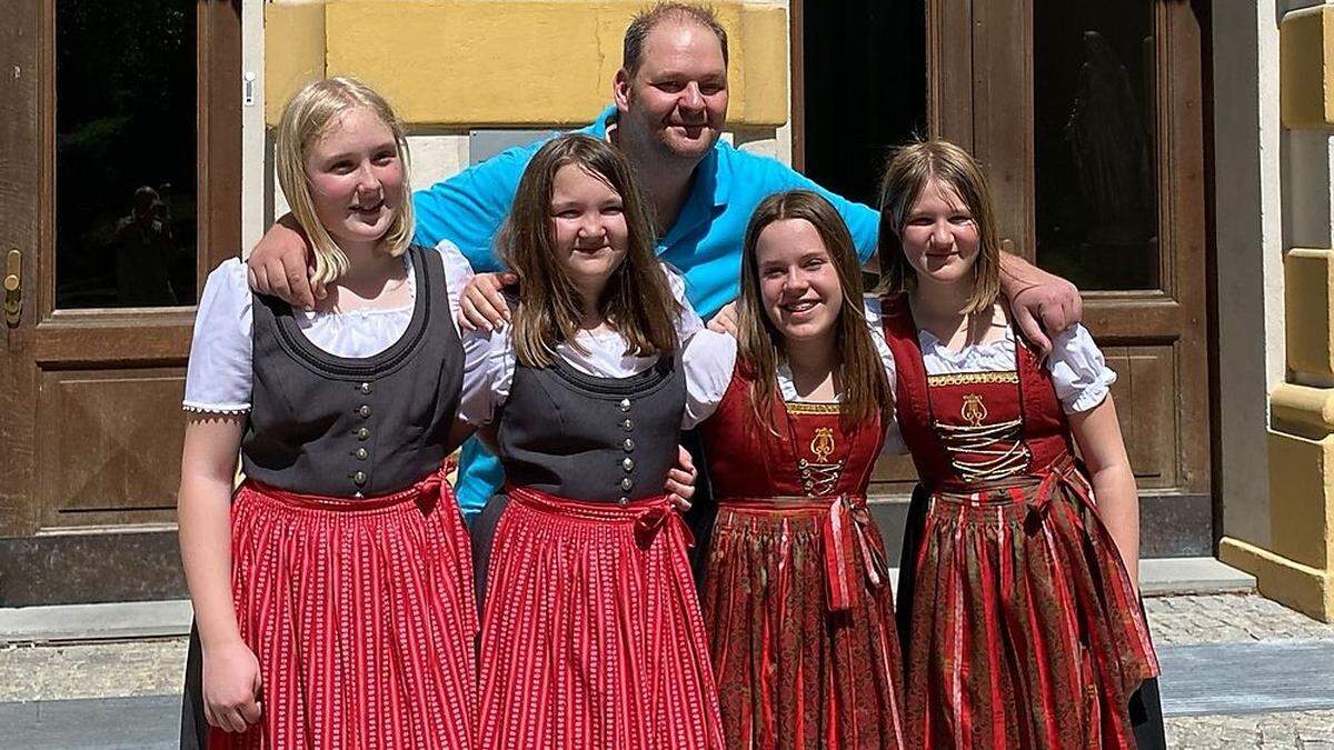 Linda Ebner, Magdalena Laßnig, Lea Pichler und Sophie Fleißner mit ihrem Lehrer Harald Kundert