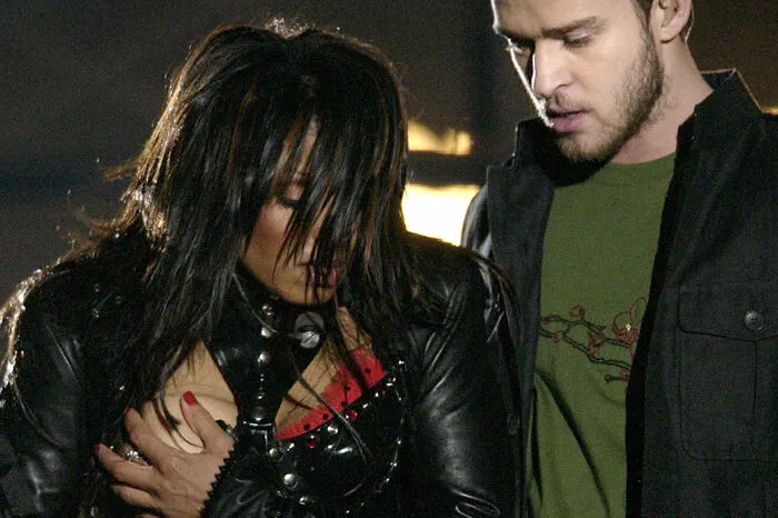 Es ist eine durchaus symbolträchtige Rückkehr nach Houston, "unglückselige" 13 Jahre nach einem der größten Skandale der NFL- und TV-Historie. In der Halbzeitshow hatte Justin Timberlake die rechte Brust von Janet Jackson entblößt, der Begriff "Nipplegate" war geboren, Amerika moralisch entsetzt. Seitdem wird fünf Sekunden zeitversetzt gesendet, um bei unliebsamen Momenten eingreifen zu können.
