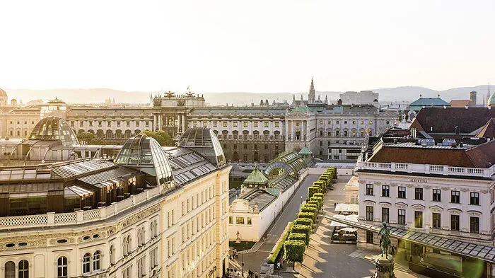 Hofburg. Dort arbeiten der Bundespräsident, die Sängerknaben und die Lipizzaner. Aber viel mehr fällt einem zur ehemaligen Kaiserresidenz dann meist schon nicht mehr ein. Das im Laufe von rund sieben Jahrhunderten gewachsene Areal der Hofburg umfasst eine Fläche von rund 24 Hektar und ist damit der größte für nicht-religiöse Zwecke erbaute Gebäudekomplex in Europa.