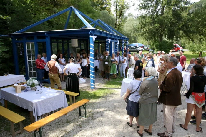 Bei der Vernissage am Maria Himmelfahrt-Tag gesichtet wurden unter anderen Architekt Werner Omansiek, Primaria Christiane Kampitsch, Winzer Marcus Gruze, Psychologin Sabine Kohla, „Zum Dorfschmied“-Wirtin Gerti Müller, Künstler Wolfgang Stracke, ATSE Graz-Eishockey-Urgestein Max Moser, Austria Klagenfurt-Fußballlegende Helmut „Kinke“ König sowie Bürgermeisterin Gabi Dörflinger. 