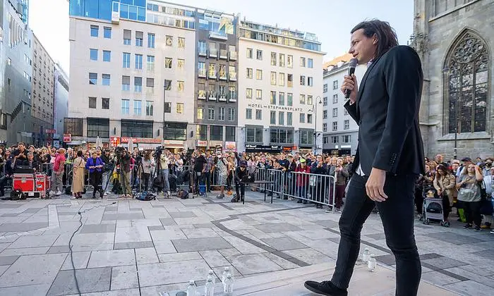 ABD0115_20221007 - WIEN - ÖSTERREICH: Präsidentschaftskandidat und Bierpartei-Gründer Dominik Wlazny am Freitag, 07. Oktober 2022, im Rahmen der Wahlkampfabschluss-Veranstaltung in Wien. - FOTO: APA/GEORG HOCHMUTH