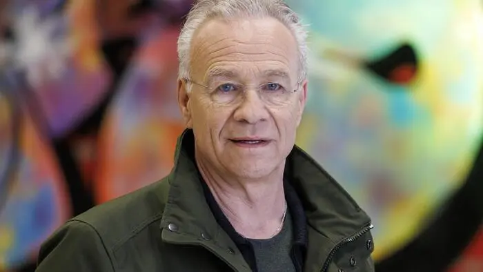 Schauspieler Klaus J. Behrendt bei den Dreharbeiten zu einem „Tatort“