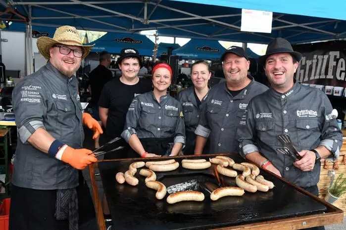 Ergänzt wurde die Veranstaltung mit einer großen Präsentation von Grillgeräten sowie Grillzutaten wie etwa Gewürze und Saucen
