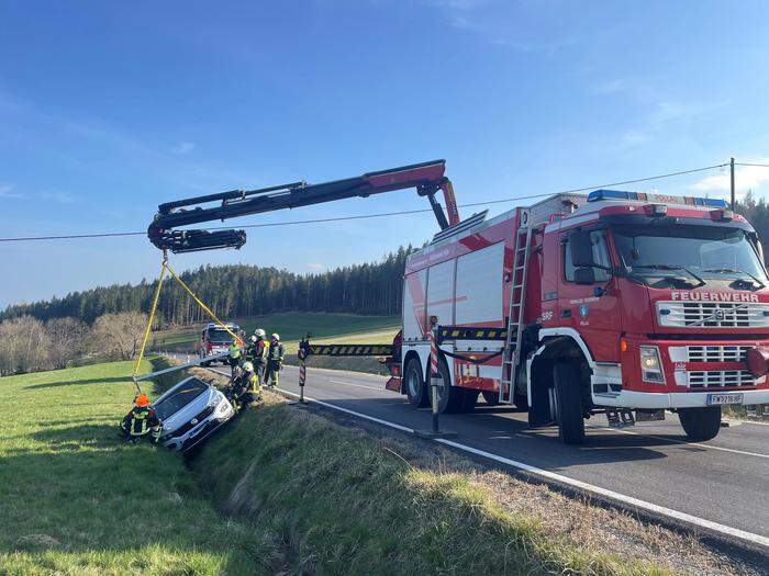 Die Feuerwehr Pöllau barg das Auto mit dem Ladekran des SRF