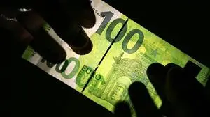 ABD0015_20210720 - WIEN - ÖSTERREICH: ++ THEMENBILD ++ Ein 100-Euro-Geldschein, fotografiert am Dienstag, 20. Juli 2021. Die EU-Kommission stellt heute einen Entwurf für ein Anti-Geldwäsche-Gesetz vor. - FOTO: APA/HARALD SCHNEIDER