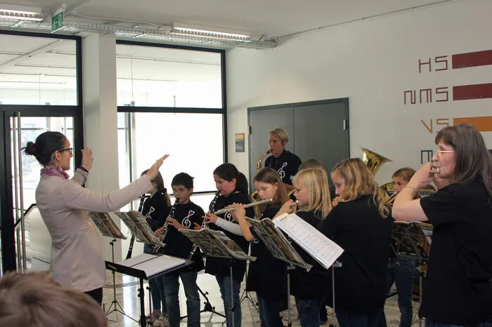 Die Eröffnung wurde durch die Bläserklasse der Schule musikalisch umrahmt.