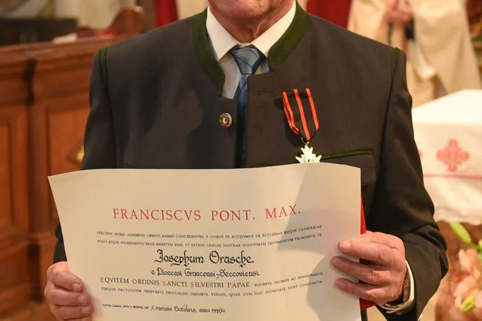 Den Musikerinnen und Musikern war es ein großes Anliegen, aktiv dabei zu sein, war Josef Orasche doch 40 Jahre lang Obmann der Kapelle und ist seit 2011 auch Ehrenobmann.