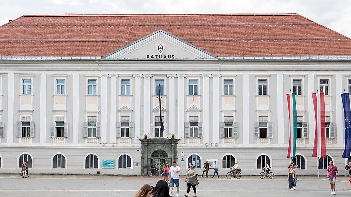 Im Rathaus gibt es 37 mögliche Kandidaten für die interimistische Leitung des Kontrollamtes