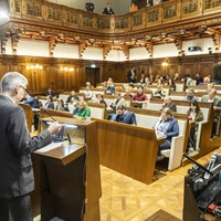 Finanzstadtrat Manfred Eber (KPÖ) am Rednerpult im Grazer Gemeinderat (Archivfoto)