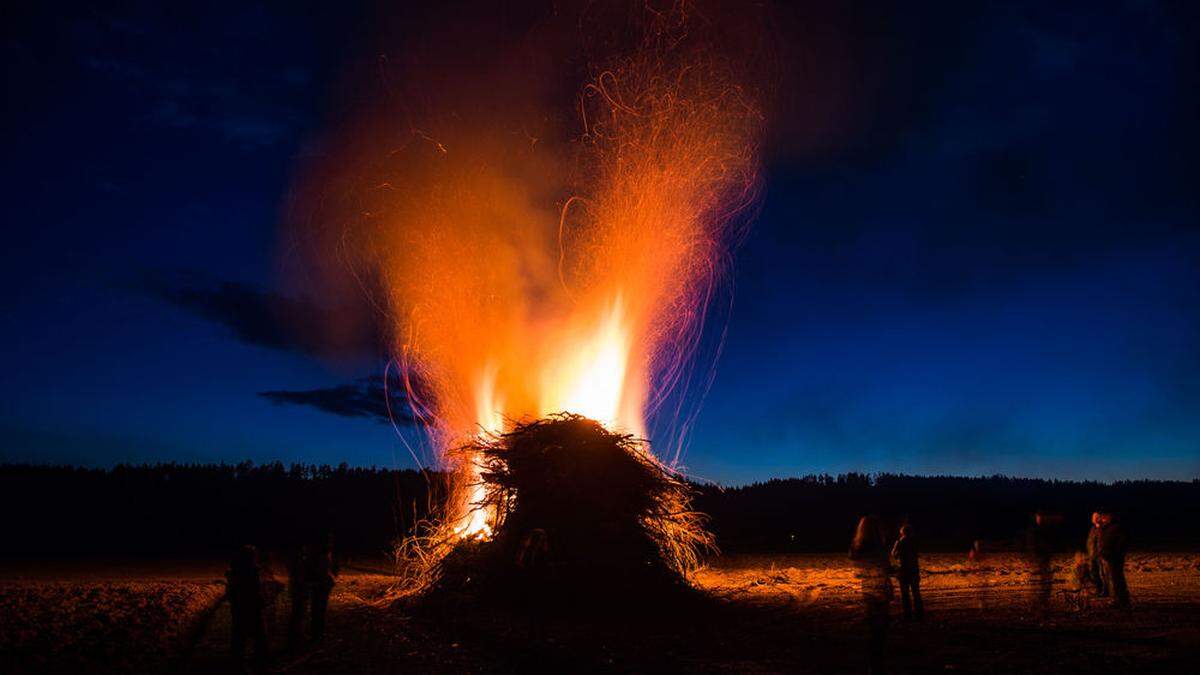 Fast so beliebt, wie die Osterfeuer selbst, ist im Ennstal der Brauch, sie vorzeitig anzuzünden