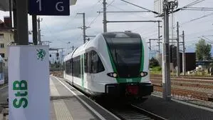 Ein Zug am Bahnhof