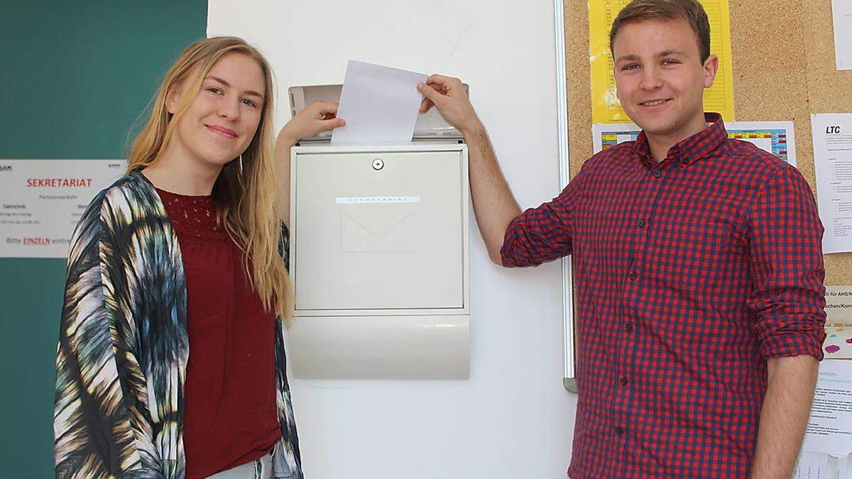 Post ans Bifie: HAK-Maturanten Katharina Weingrill und Christoph Fischer